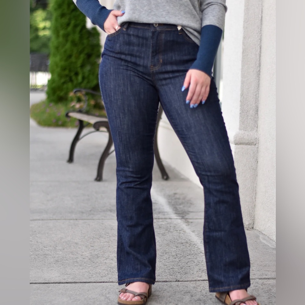 CHARLIE B Bootcut Jeans